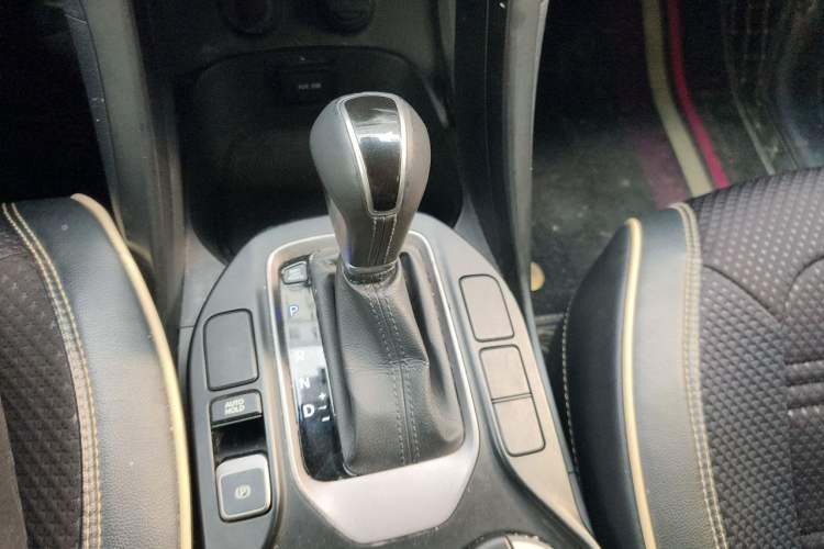 Used Hyundai Santa Fe 2013 2.4L Automatic Two-Wheel Drive Smart Version Gear Lever