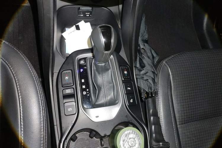 Used Hyundai Santa Fe 2013 Revised Version 2.0T Automatic All-Wheel Drive Top-Tier Trim Gear Lever