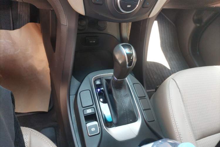 Used Hyundai Santa Fe 2013 2.4L Automatic Two-Wheel Drive Smart Version Gear Lever