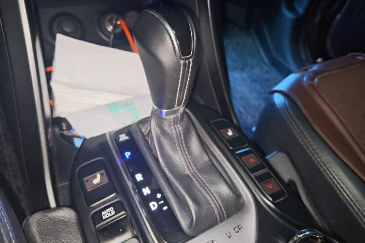 Used Hyundai Santa Fe 2013 2.4L Automatic Two-Wheel Drive Smart Version Gear Lever