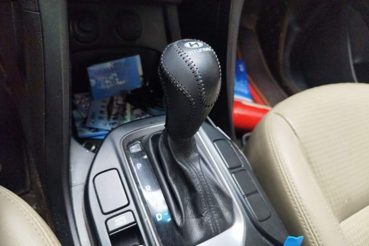 Used Hyundai Santa Fe 2013 2.4L Automatic Two-Wheel Drive Smart Version Gear Lever