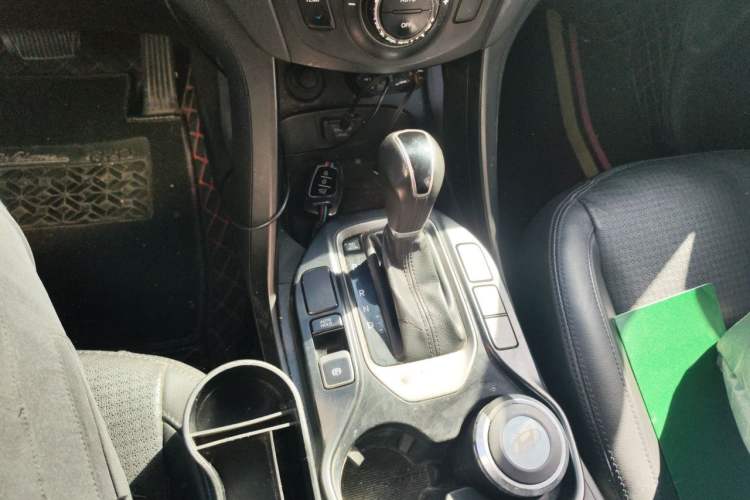 Used Hyundai Santa Fe 2013 2.4L Automatic 4x4 Smart Version Gear Lever