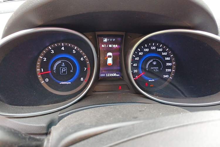 Used Hyundai Santa Fe 2013 2.4L Automatic Two-Wheel Drive Smart Version Instrument Cluster