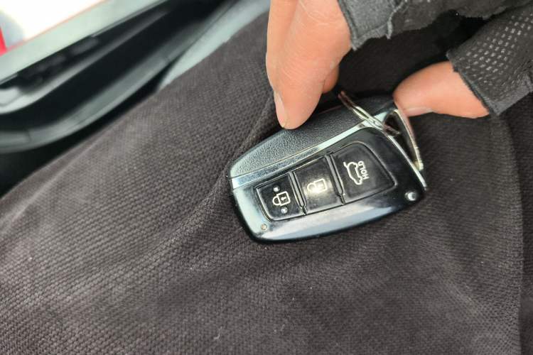 Used Hyundai Santa Fe 2013 2.4L Automatic Two-Wheel Drive Smart Version Interior 1