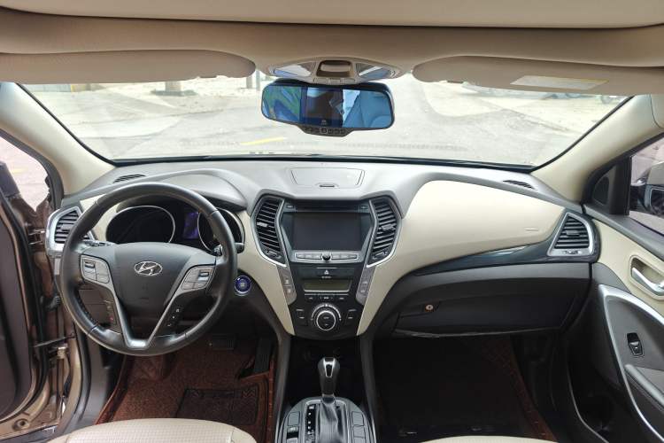 Used Hyundai Santa Fe 2013 2.4L Automatic Two-Wheel Drive Smart Version Interior 1