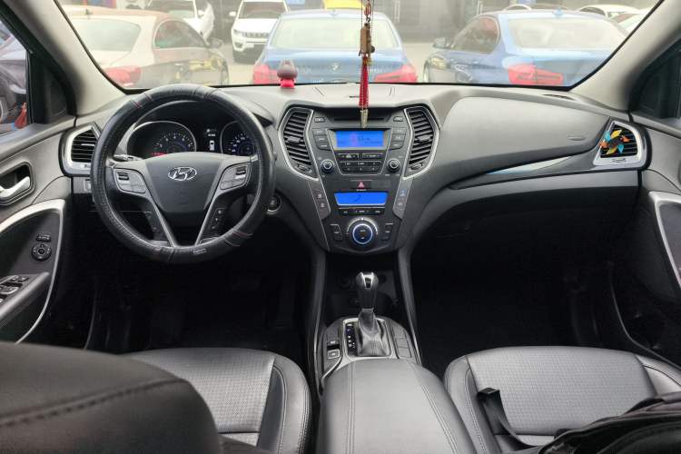Used Hyundai Santa Fe 2013 2.4L Automatic Two-Wheel Drive Smart Version Interior 2