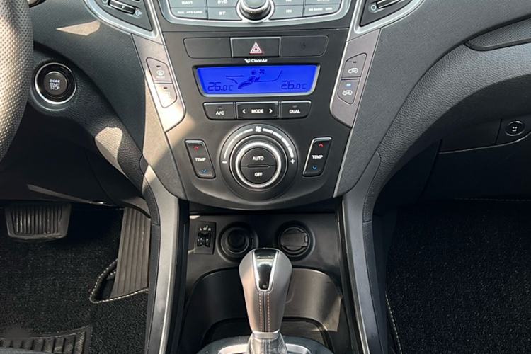 Used Hyundai Santa Fe 2013 2.4L Automatic Two-Wheel Drive Smart Version Interior 2