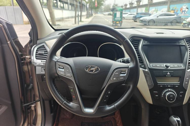 Used Hyundai Santa Fe 2013 2.4L Automatic Two-Wheel Drive Smart Version Interior 2