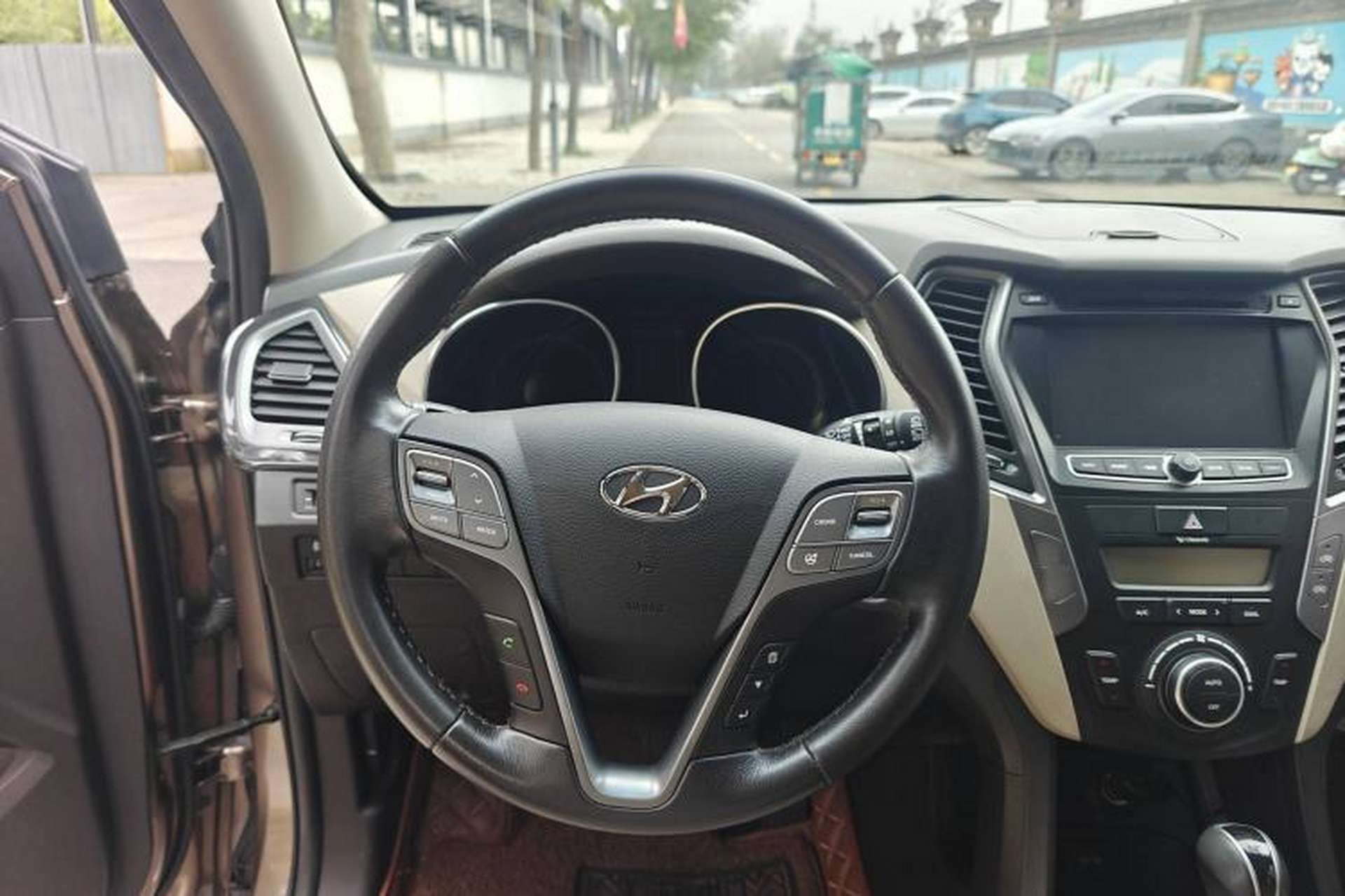 Used Hyundai Santa Fe 2013 2.4L Automatic Two-Wheel Drive Smart Version Interior 2