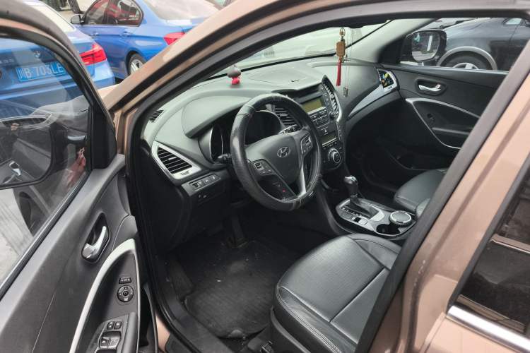 Used Hyundai Santa Fe 2013 2.4L Automatic Two-Wheel Drive Smart Version Interior 3
