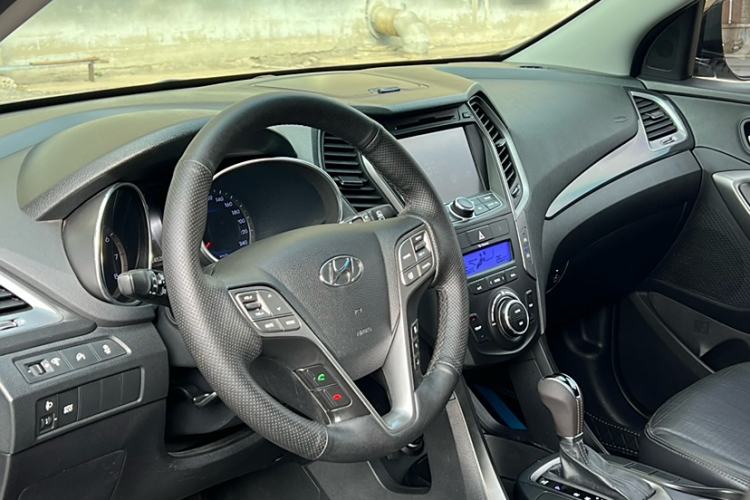 Used Hyundai Santa Fe 2013 2.4L Automatic Two-Wheel Drive Smart Version Interior 3