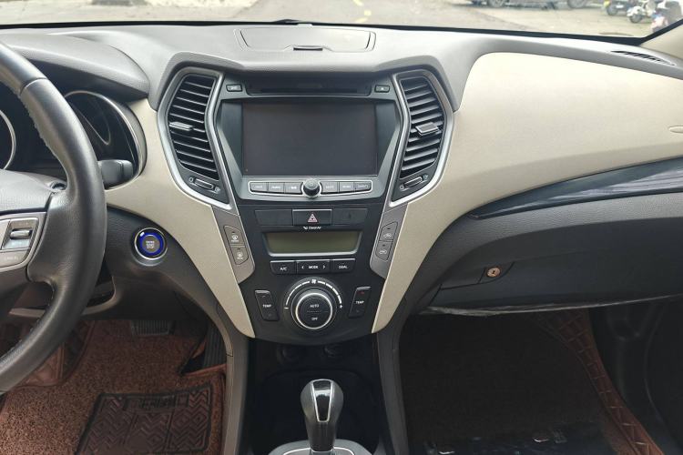 Used Hyundai Santa Fe 2013 2.4L Automatic Two-Wheel Drive Smart Version Interior 3