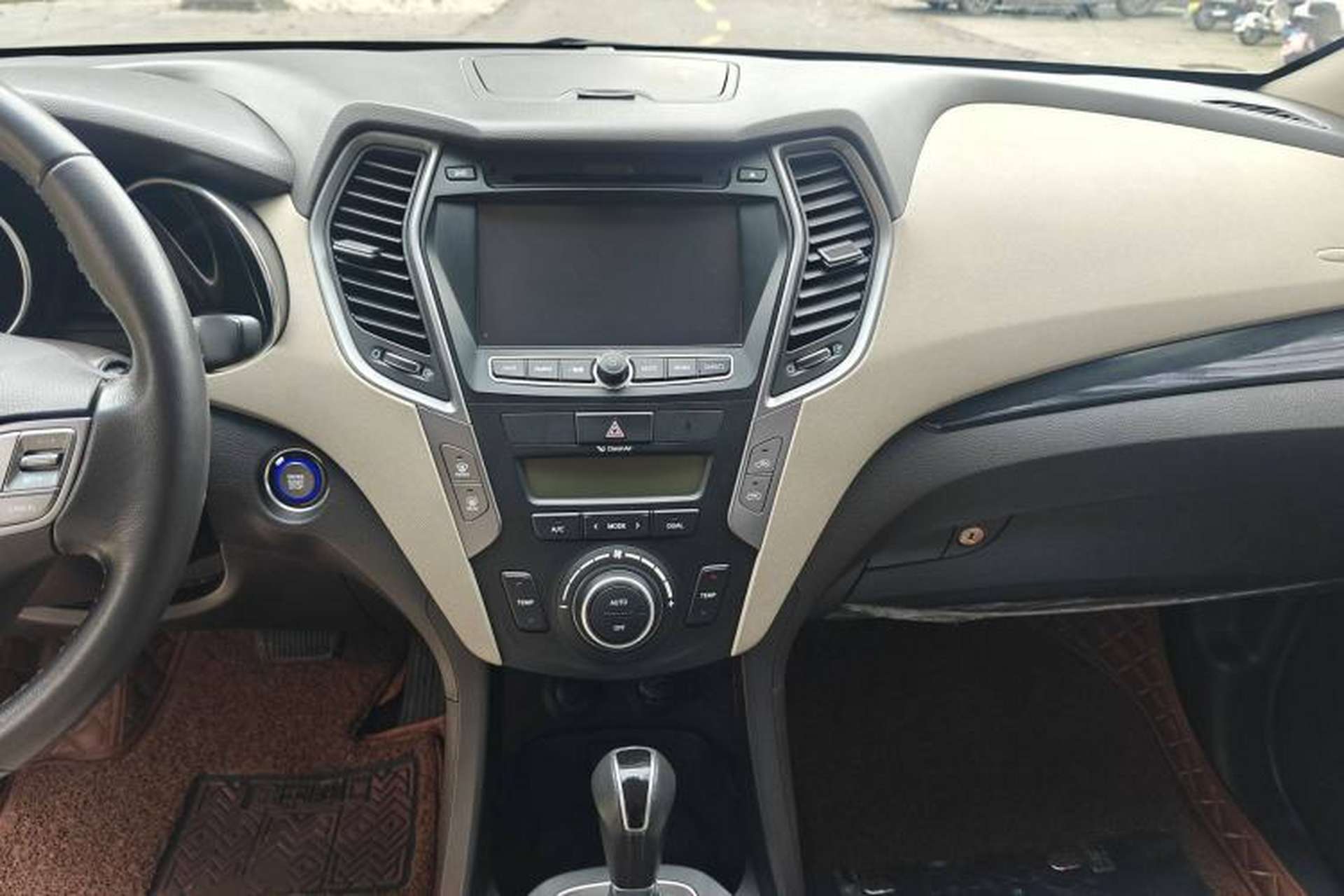 Used Hyundai Santa Fe 2013 2.4L Automatic Two-Wheel Drive Smart Version Interior 3