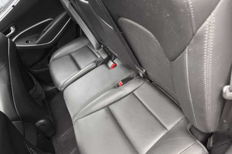 Used Hyundai Santa Fe 2013 2.4L Automatic Two-Wheel Drive Smart Version Interior 4