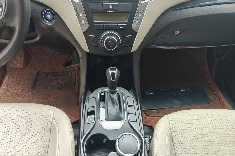 Used Hyundai Santa Fe 2013 2.4L Automatic Two-Wheel Drive Smart Version Interior 4