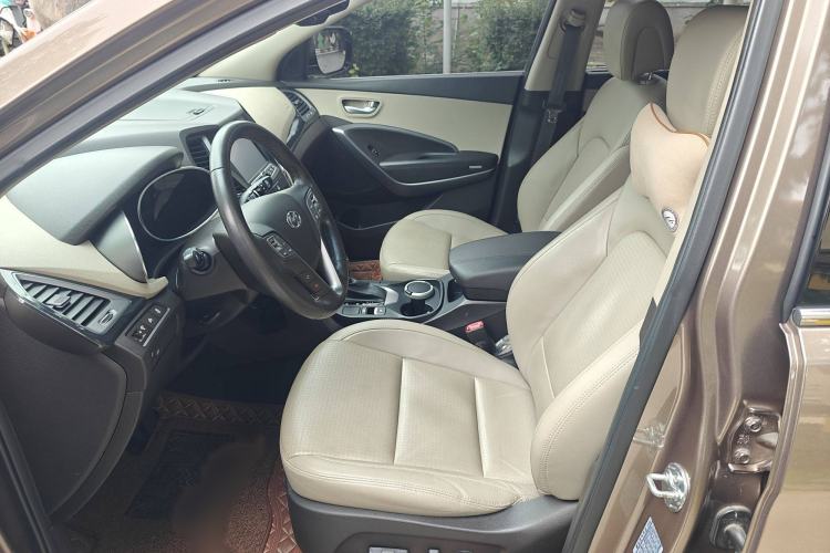 Used Hyundai Santa Fe 2013 2.4L Automatic Two-Wheel Drive Smart Version Interior 5