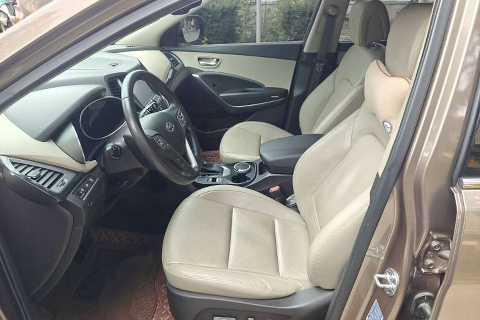 Used Hyundai Santa Fe 2013 2.4L Automatic Two-Wheel Drive Smart Version Interior 5