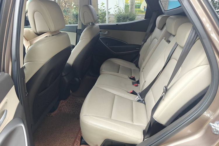 Used Hyundai Santa Fe 2013 2.4L Automatic Two-Wheel Drive Smart Version Interior 6