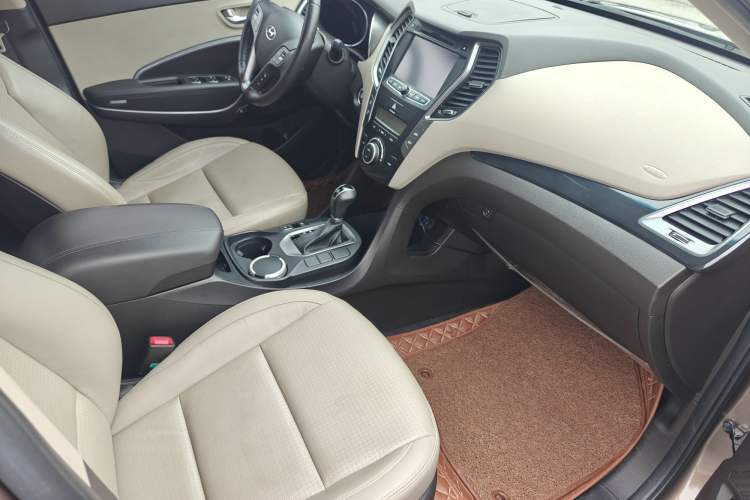 Used Hyundai Santa Fe 2013 2.4L Automatic Two-Wheel Drive Smart Version Interior 7