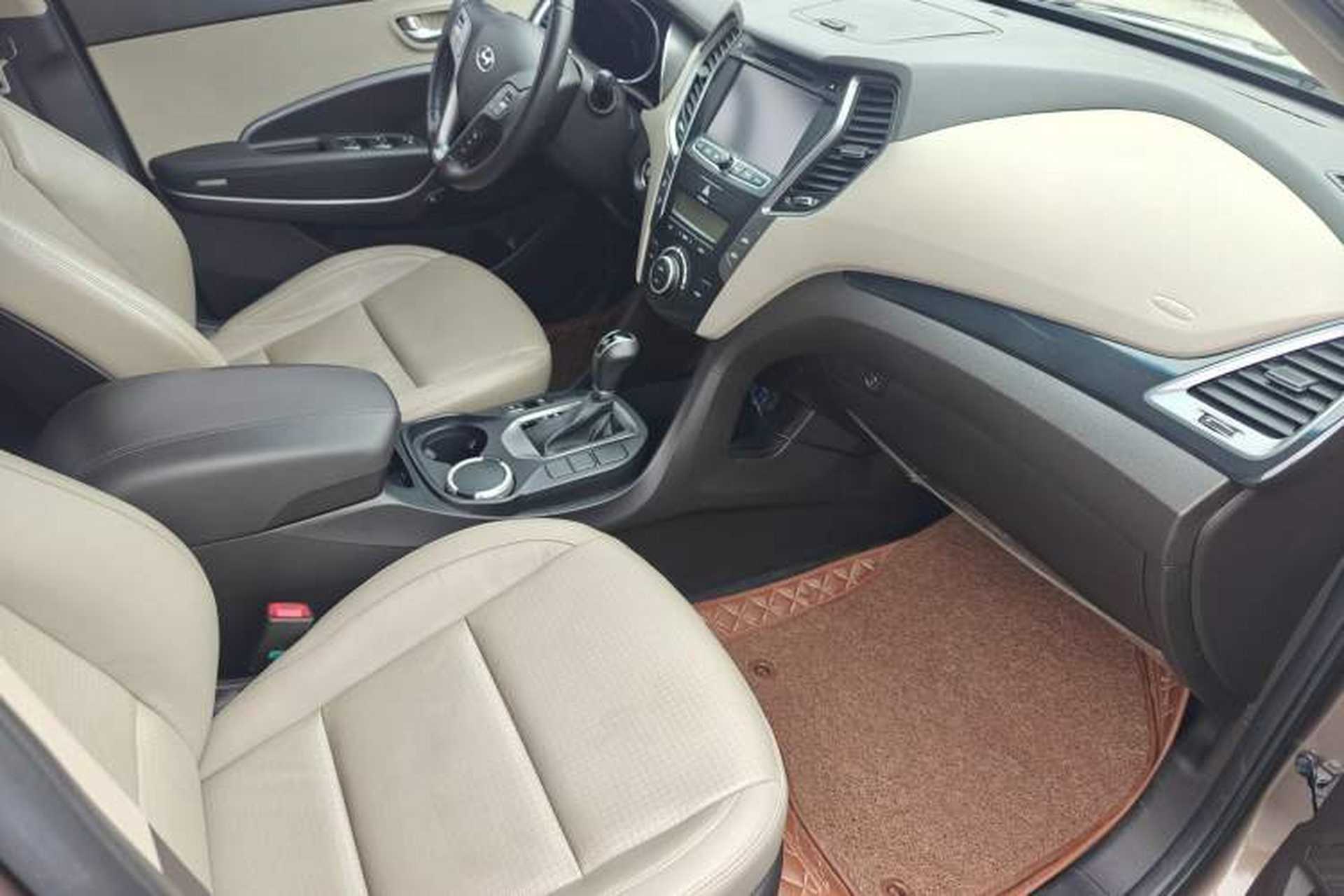 Used Hyundai Santa Fe 2013 2.4L Automatic Two-Wheel Drive Smart Version Interior 7