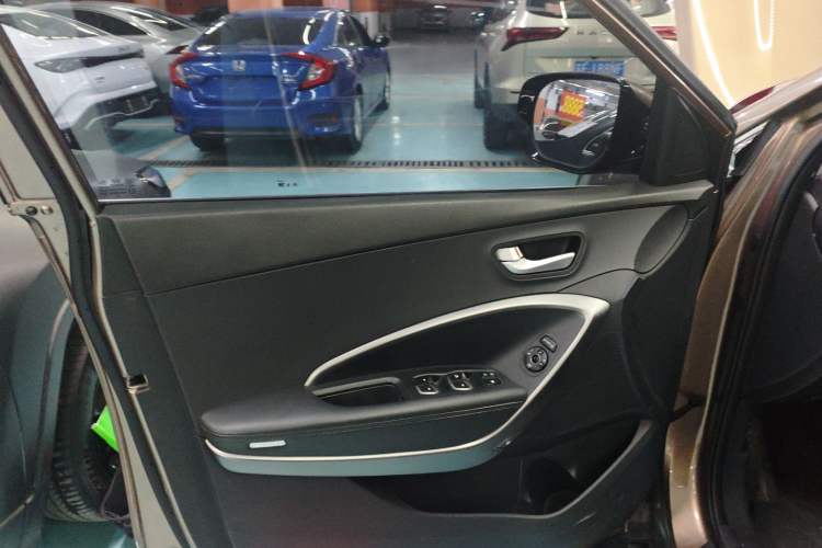 Used Hyundai Santa Fe 2013 2.4L Automatic Two-Wheel Drive Smart Version Left Front Door Interior