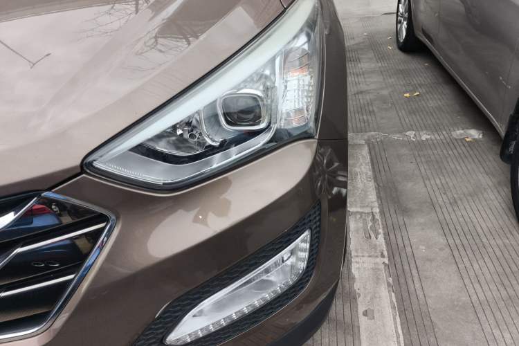 Used Hyundai Santa Fe 2013 2.4L Automatic Two-Wheel Drive Smart Version Left Front Headlight