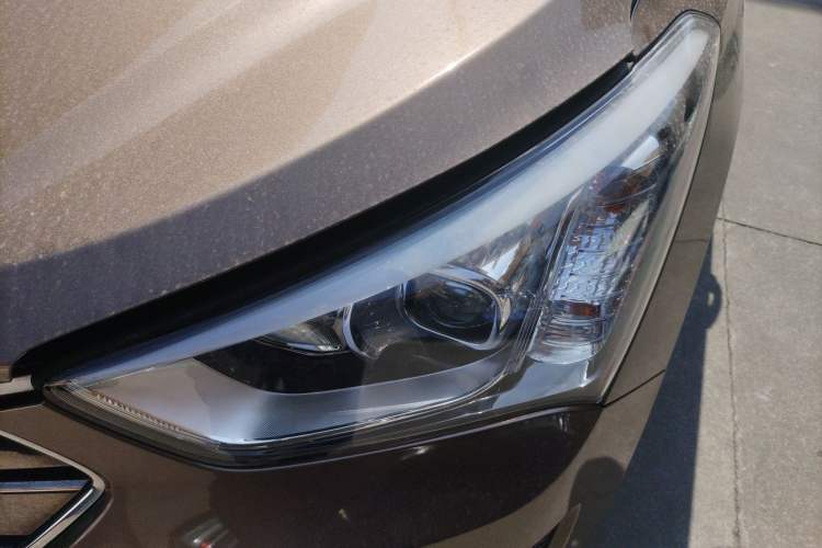 Used Hyundai Santa Fe 2013 2.4L Automatic Two-Wheel Drive Smart Version Left Front Headlight