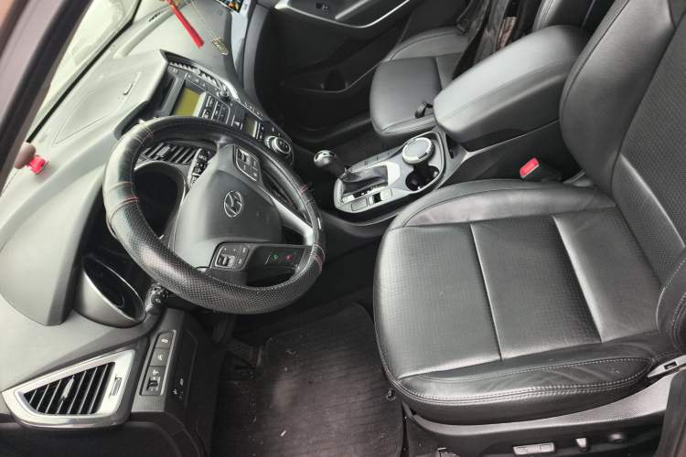 Used Hyundai Santa Fe 2013 2.4L Automatic Two-Wheel Drive Smart Version Left Front Seat
