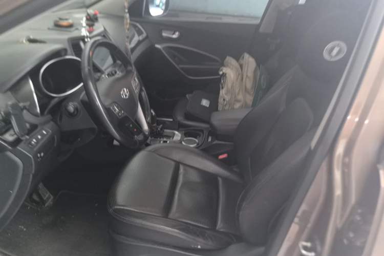 Used Hyundai Santa Fe 2013 2.4L Automatic Two-Wheel Drive Smart Version Left Front Seat