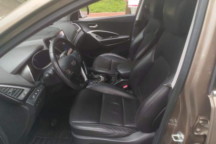 Used Hyundai Santa Fe 2013 2.0T Automatic All-Wheel Drive Top Trim Left Front Seat