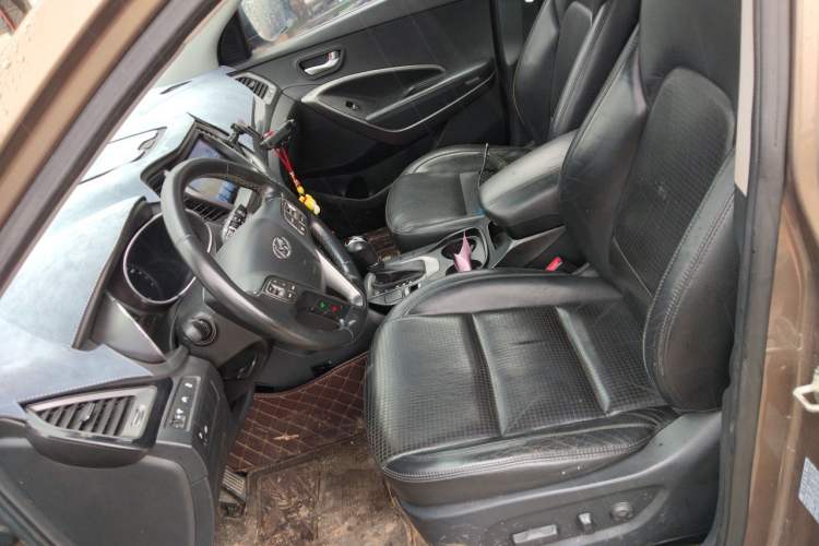 Used Hyundai Santa Fe 2013 2.4L Automatic Two-Wheel Drive Smart Version Left Front Seat