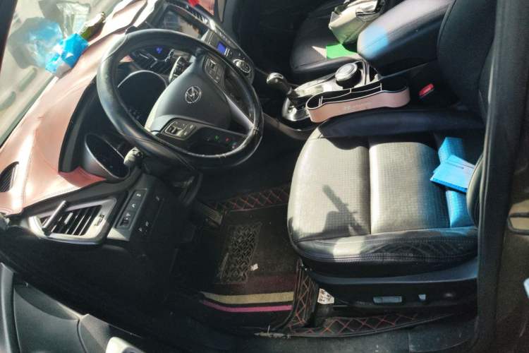 Used Hyundai Santa Fe 2013 2.4L Automatic 4x4 Smart Version Left Front Seat