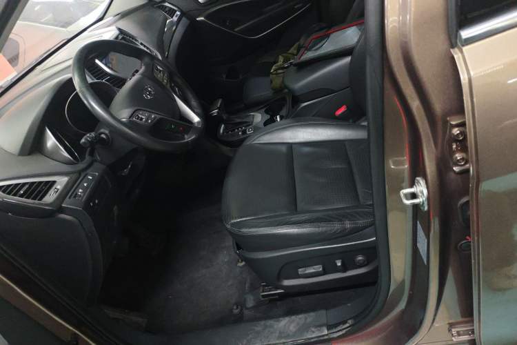 Used Hyundai Santa Fe 2013 2.4L Automatic Two-Wheel Drive Smart Version Left Front Seat