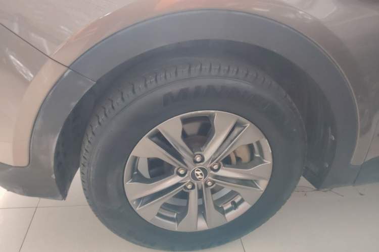 Used Hyundai Santa Fe 2013 2.4L Automatic Two-Wheel Drive Smart Version Left Front Wheel Hub