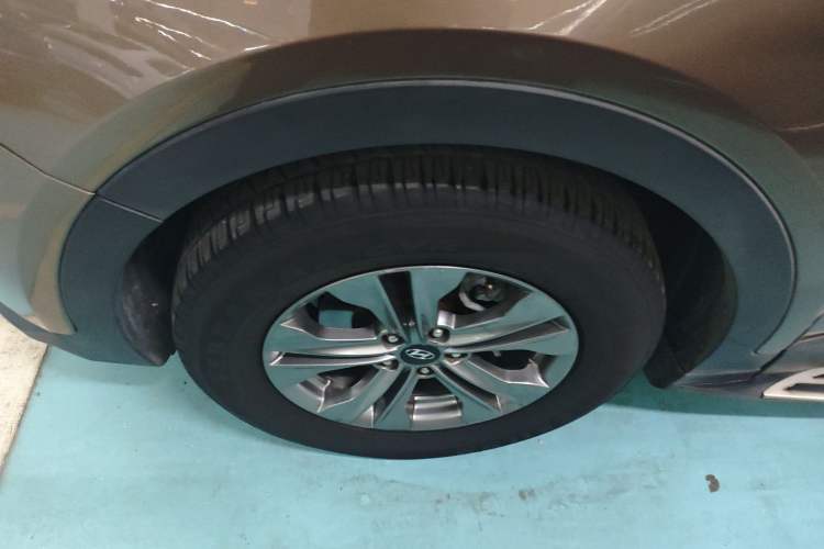 Used Hyundai Santa Fe 2013 2.4L Automatic Two-Wheel Drive Smart Version Left Front Wheel Hub