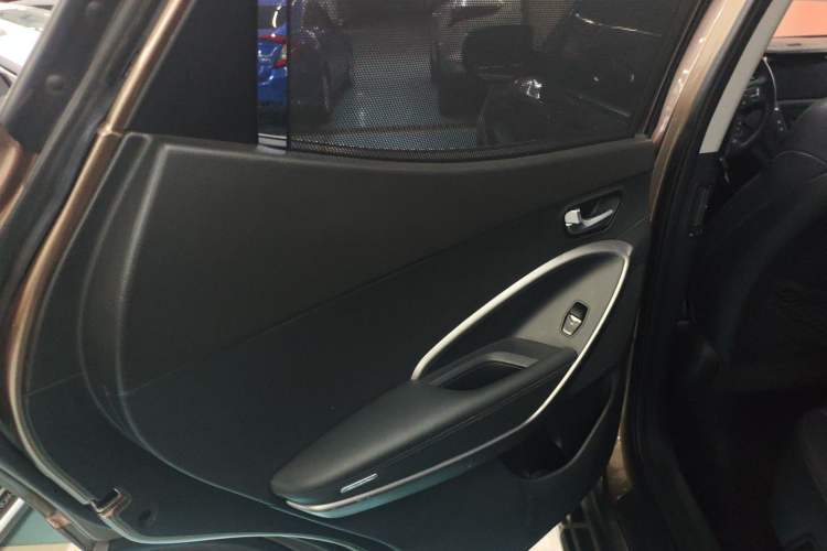 Used Hyundai Santa Fe 2013 2.4L Automatic Two-Wheel Drive Smart Version Left Rear Door Interior