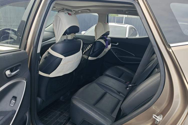Used Hyundai Santa Fe 2013 2.4L Automatic Two-Wheel Drive Smart Version Left Rear Seat