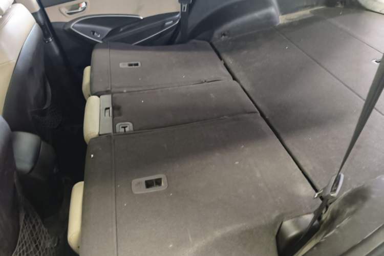Used Hyundai Santa Fe 2013 2.4L Automatic Two-Wheel Drive Smart Version Left Rear Seat