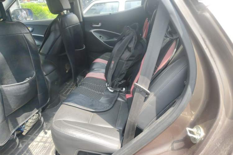 Used Hyundai Santa Fe 2013 2.4L Automatic Two-Wheel Drive Smart Version Left Rear Seat