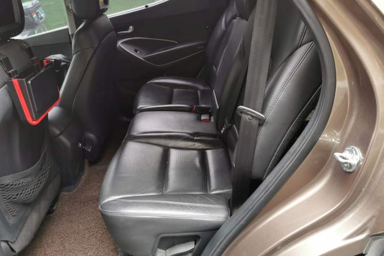Used Hyundai Santa Fe 2013 2.4L Automatic Two-Wheel Drive Smart Version Left Rear Seat