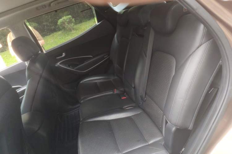 Used Hyundai Santa Fe 2013 2.0T Automatic All-Wheel Drive Top Trim Left Rear Seat