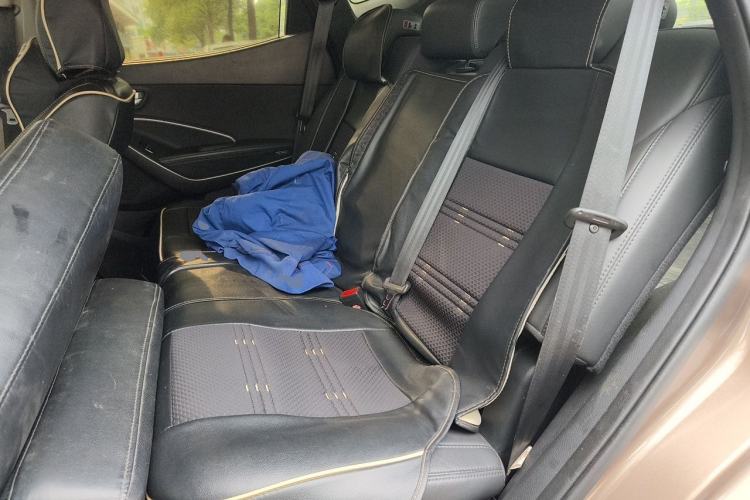 Used Hyundai Santa Fe 2013 2.4L Automatic Two-Wheel Drive Smart Version Left Rear Seat