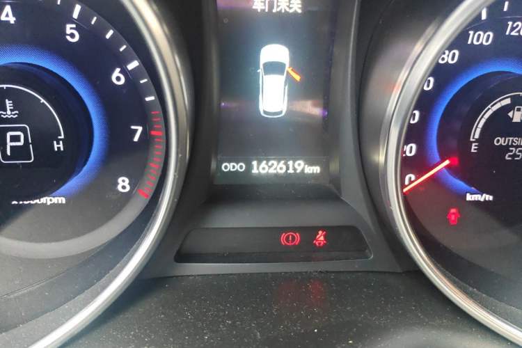Used Hyundai Santa Fe 2013 2.4L Automatic Two-Wheel Drive Smart Version Odometer Close Up