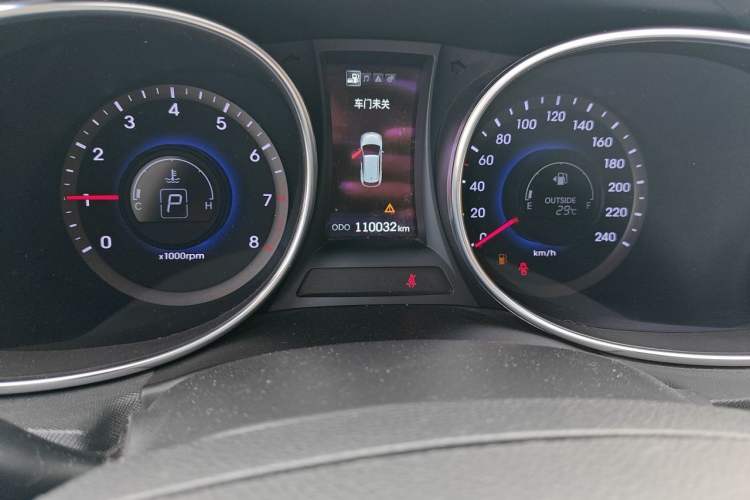 Used Hyundai Santa Fe 2013 2.4L Automatic Two-Wheel Drive Smart Version Odometer Close Up