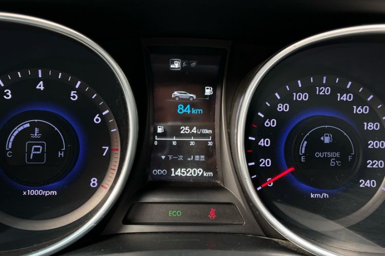 Used Hyundai Santa Fe 2013 2.4L Automatic Two-Wheel Drive Smart Version Odometer Close Up