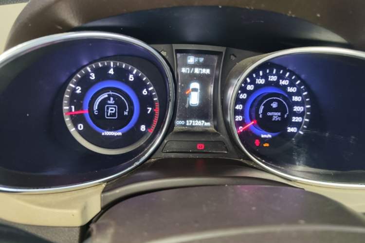 Used Hyundai Santa Fe 2013 2.4L Automatic Two-Wheel Drive Smart Version Odometer Close Up