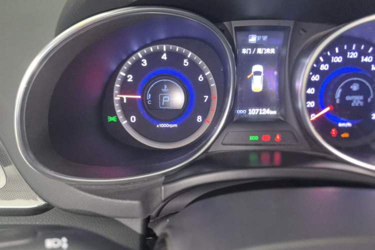 Used Hyundai Santa Fe 2013 2.4L Automatic Two-Wheel Drive Smart Version Odometer Close Up