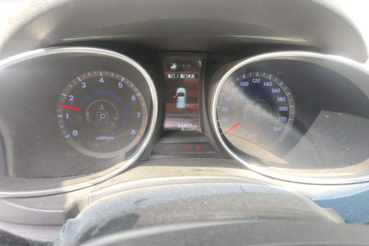 Used Hyundai Santa Fe 2013 2.4L Automatic Two-Wheel Drive Smart Version Odometer Close Up