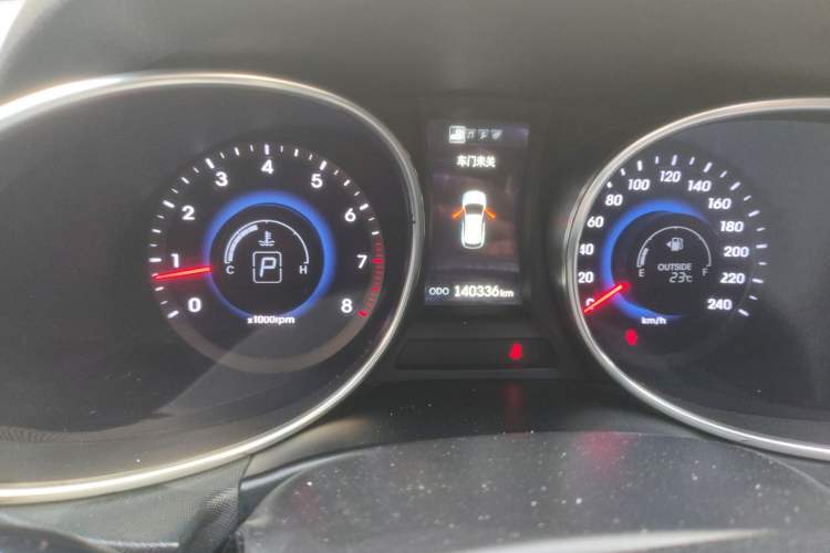 Used Hyundai Santa Fe 2013 2.4L Automatic Two-Wheel Drive Smart Version Odometer Close Up