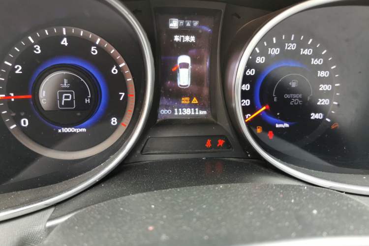 Used Hyundai Santa Fe 2013 2.4L Automatic Two-Wheel Drive Smart Version Odometer Close Up